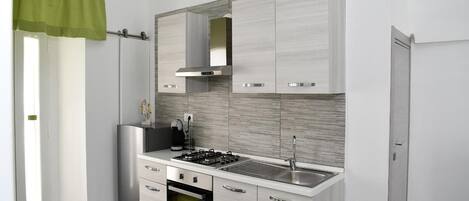 Kühlschrank, Ofen, Herdplatte, Wasserkocher mit Kaffee-/Teezubehör