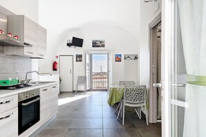 Fridge, oven, stovetop, coffee/tea maker - Casa Veroncelli Apartment with Sea View, Balcony and Wi-Fi (Monte SantʼAngelo)
