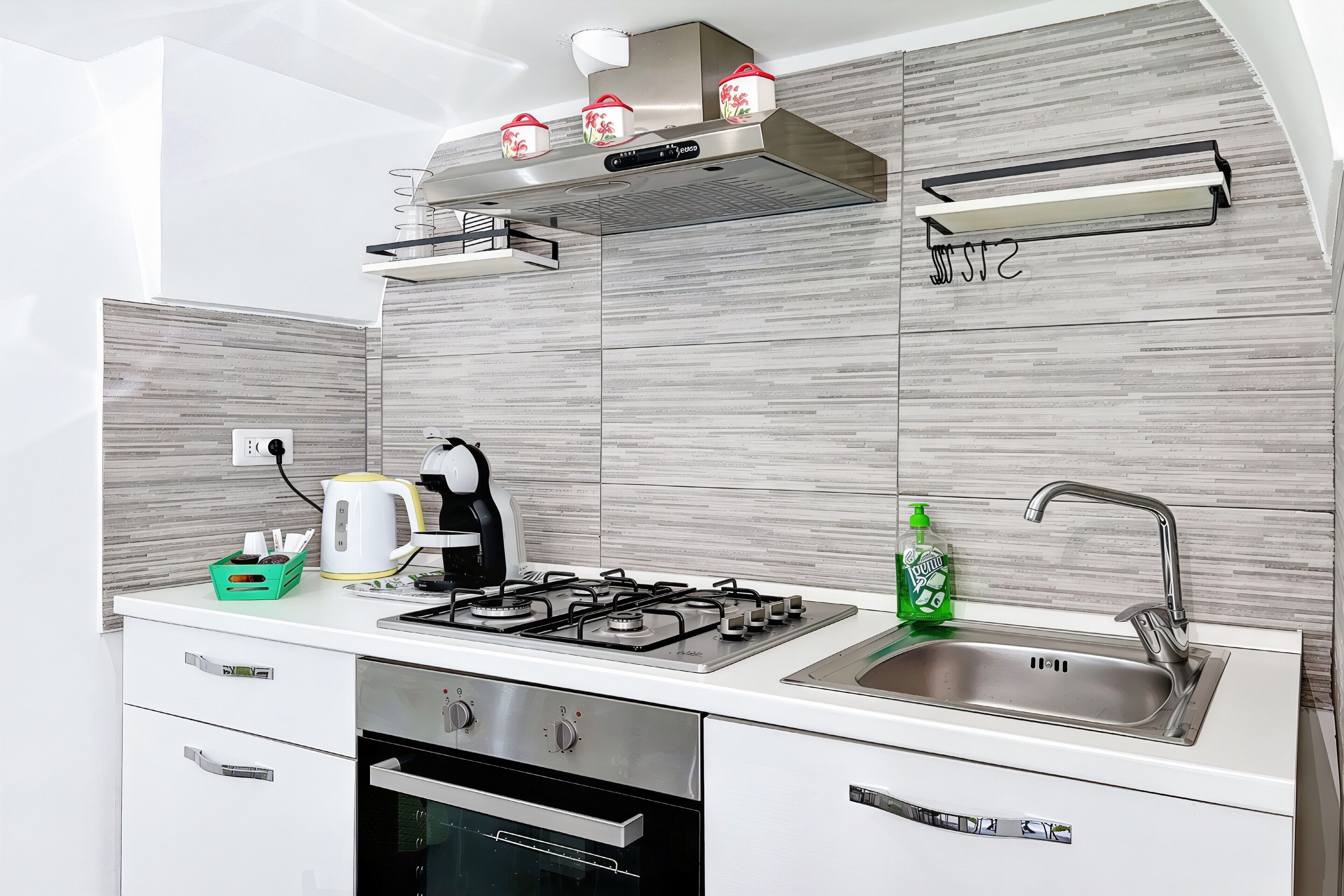 Fridge, oven, stovetop, coffee/tea maker