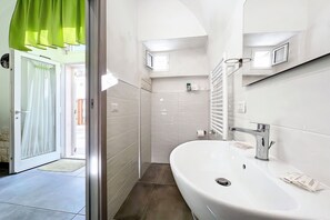 Douche, sèche-cheveux, serviettes fournies