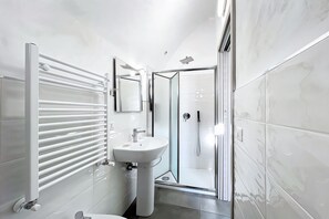 Douche, sèche-cheveux, serviettes fournies