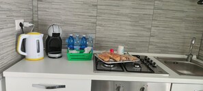 Fridge, oven, stovetop, coffee/tea maker - Casa Cunetta Apartment with Wi-Fi (Monte SantʼAngelo)