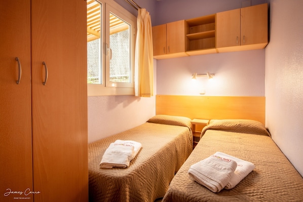 Comfort Chalet, 3 Bedrooms | 4 bedrooms, bed sheets - Good Standard Furnished Chalet on Nice Park (Castellet i la Gornal)