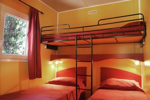 Classic Chalet, 3 Bedrooms | 4 bedrooms, bed sheets - Good Standard Furnished Chalet on Nice Park (Castellet i la Gornal)