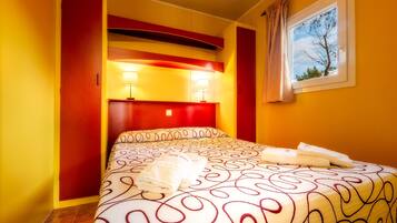 Classic Chalet, 3 Bedrooms | 4 bedrooms, bed sheets