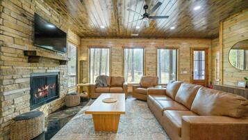 Cabin, Multiple Beds, Hot Tub, Garden View (River Fork Retreat) | Living area