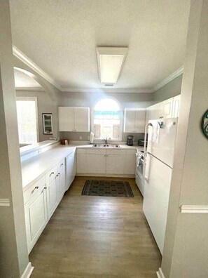 Fridge, microwave, oven, stovetop - 1st Floor Golf View Condo, Free Beach Shuttle, pool/ Hot Tub, Barefoot Landing (North Myrtle Beach)