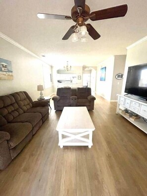 Smart TV, books - 1st Floor Golf View Condo, Free Beach Shuttle, pool/ Hot Tub, Barefoot Landing (North Myrtle Beach)