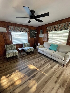 Smart TV, books - Ocean View Beach Cottage+ Hot Tub/Steps to Beach /Pet-Friendly/Vintage
Vibe (North Myrtle Beach)
