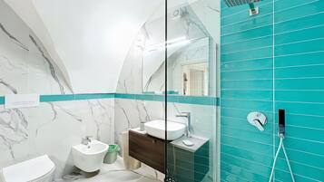 Douche, sèche-cheveux, serviettes fournies