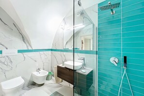 Dusche, Haartrockner, Handtücher