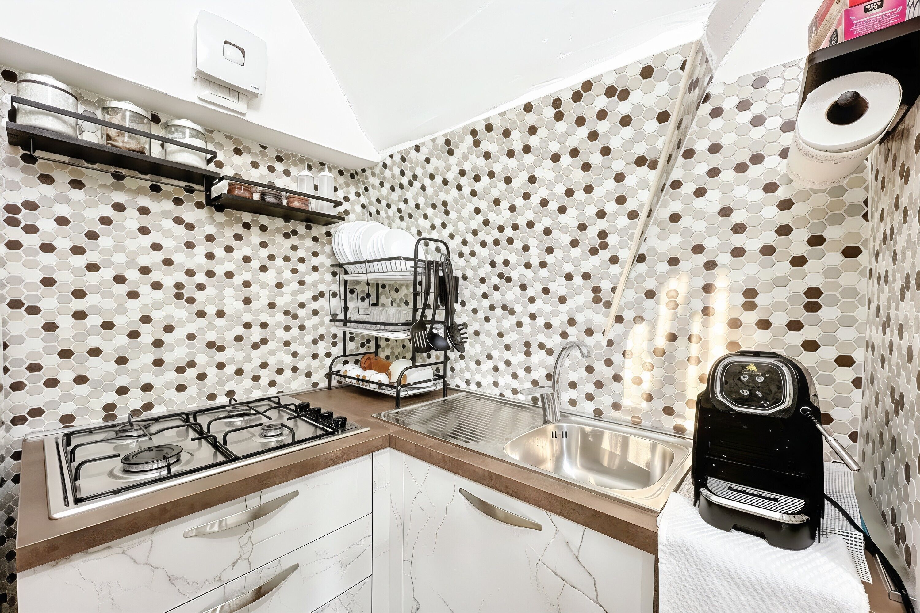 Kühlschrank, Herdplatte, Wasserkocher mit Kaffee-/Teezubehör