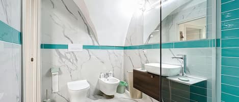 Regadera, amenidades de baño gratuitas, secadora de cabello, toallas