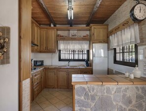 Private kitchen - Sierra Nevada Group Retreat With Pool (Conil de la Frontera)