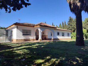 Apartment | Exterior - Holiday Home With Pool in Jerez (Jerez de la Frontera)