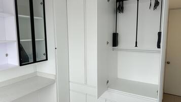 Apartment, 2 Bedrooms, Non Smoking, City View | Wardrobe