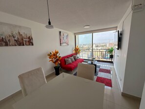 Departamento, 2 habitaciones, para no fumadores, vista a la ciudad | Área de sala de estar
