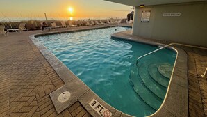 Una piscina con vista al atardecer, un cartel de 'No Diving' y un cartel de '3 pies. No Diving'.