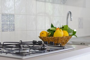 Fridge, stovetop, coffee/tea maker, electric kettle - Apartment 'Le Case Di Chri' with Wi-Fi and Air Conditioning (Mattinata)