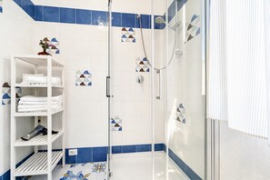 Ducha, secador de pelo, toallas