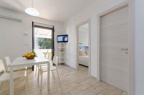 Dining - Le Case Di Chri Apartment with Wi-Fi and Air Conditioning (Mattinata)