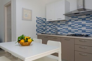 Réfrigérateur, plaque de cuisson, cafetière/bouilloire