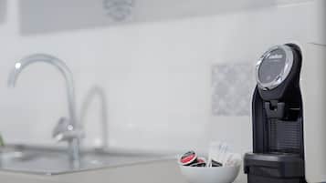 Kühlschrank, Herdplatte, Wasserkocher mit Kaffee-/Teezubehör