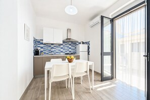 Fridge, stovetop, coffee/tea maker, electric kettle - Le Case Di Chri Apartment with Wi-Fi and Air Conditioning (Mattinata)