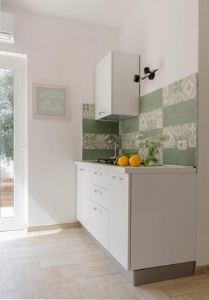 Réfrigérateur, plaque de cuisson, cafetière/bouilloire