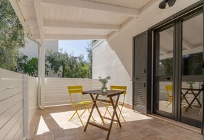 Outdoor dining - Apartment 'Le Case Di Chri' with Wi-Fi and Air Conditioning (Mattinata)