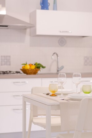 Fridge, stovetop, coffee/tea maker, electric kettle - Apartment 'Le Case Di Chri' with Wi-Fi and Air Conditioning (Mattinata)