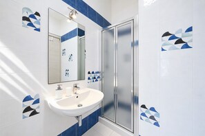 Ducha, secador de pelo, toallas