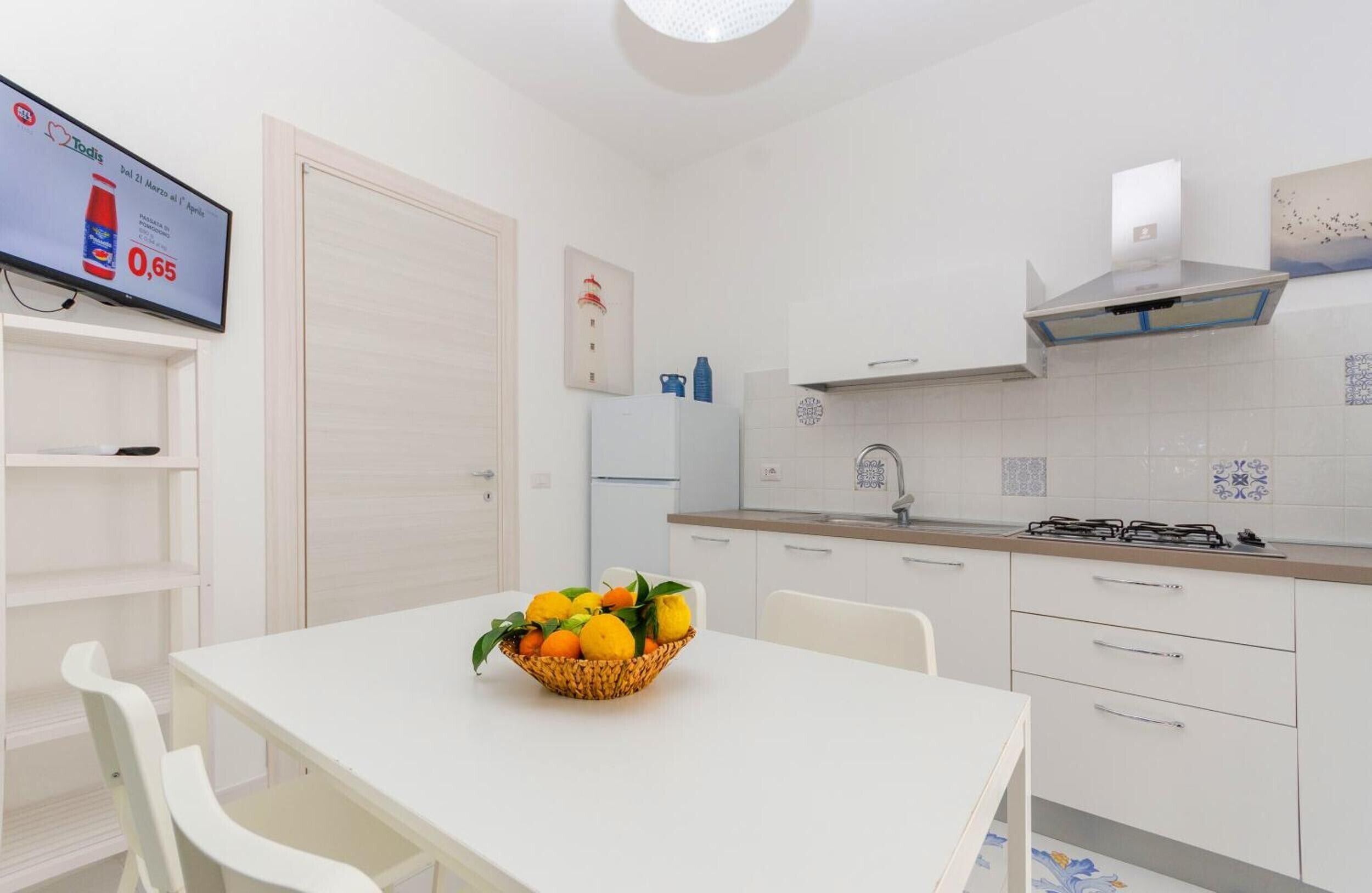 Frigorifero, piano cottura, macchina per tè/caffè, bollitore elettrico