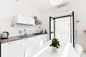 Geladeira, cooktop, cafeteira/chaleira, chaleira elétrica
