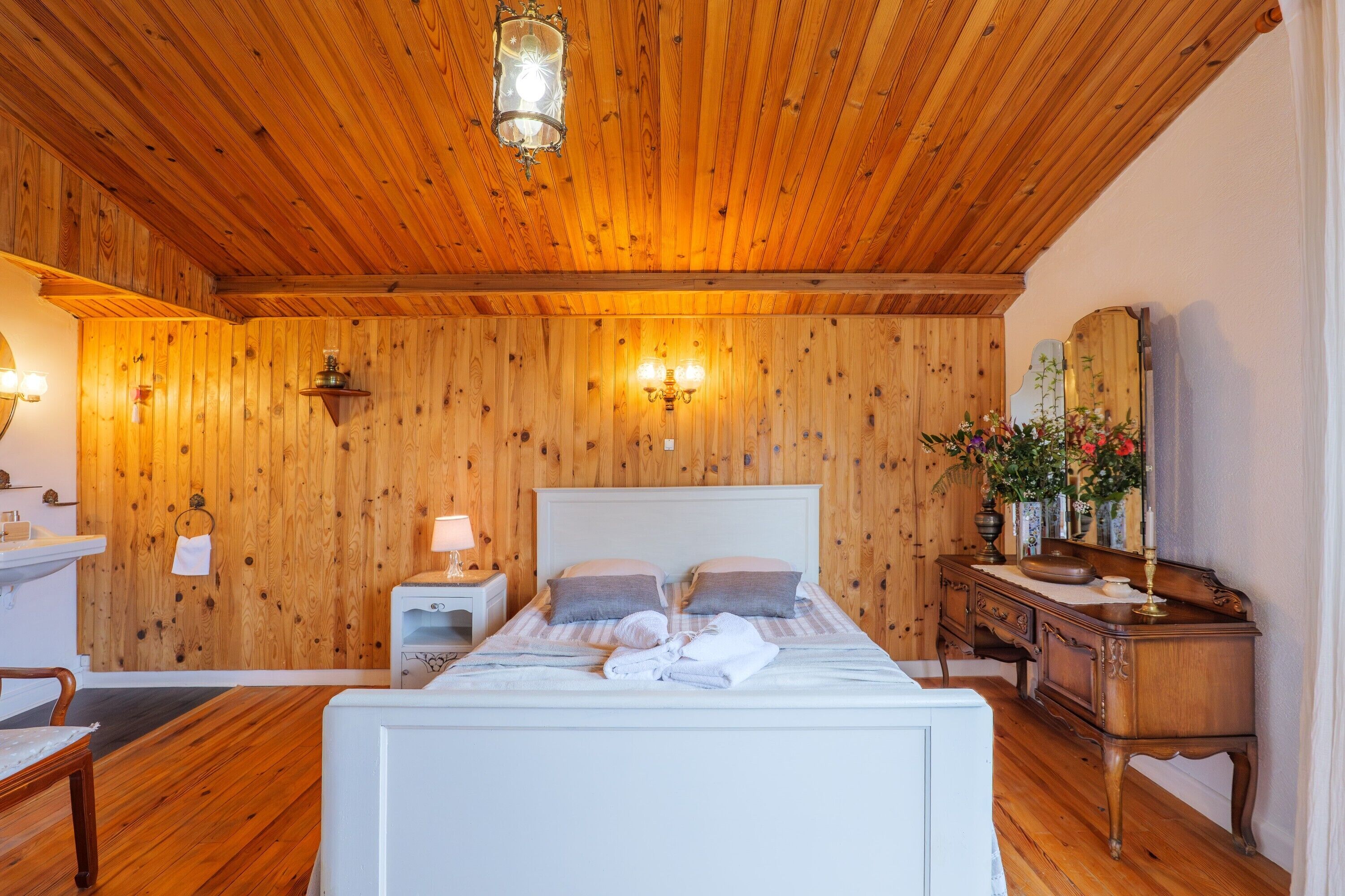 6 bedrooms, iron/ironing board, WiFi, bed sheets