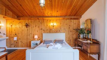 6 bedrooms, iron/ironing board, WiFi, bed sheets