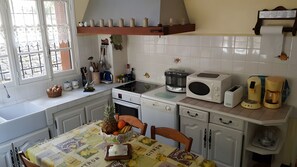 Køleskab, mikrobølgeovn, ovn, kogeplade