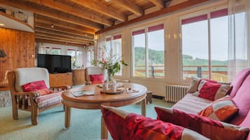 Een televisie en een open haard