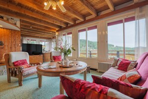 TV, fireplace - Villa 'Gite Avec Vue Panoramique' with Private Pool, Private Terrace and Wi-Fi (Génolhac)