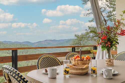 Villa « Gîte avec Vue Panoramique » avec Piscine Privée, Terrasse et Wi-Fi