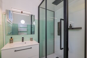 Shower, hair dryer, towels