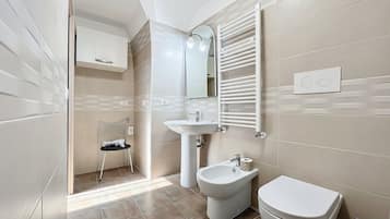 Douche, sĂšche-cheveux, serviettes fournies