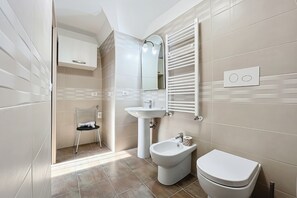 Shower, free toiletries, hair dryer, towels - Studio Apartment 'La Castellana' with Wi-Fi (Monte Sant'Angelo)