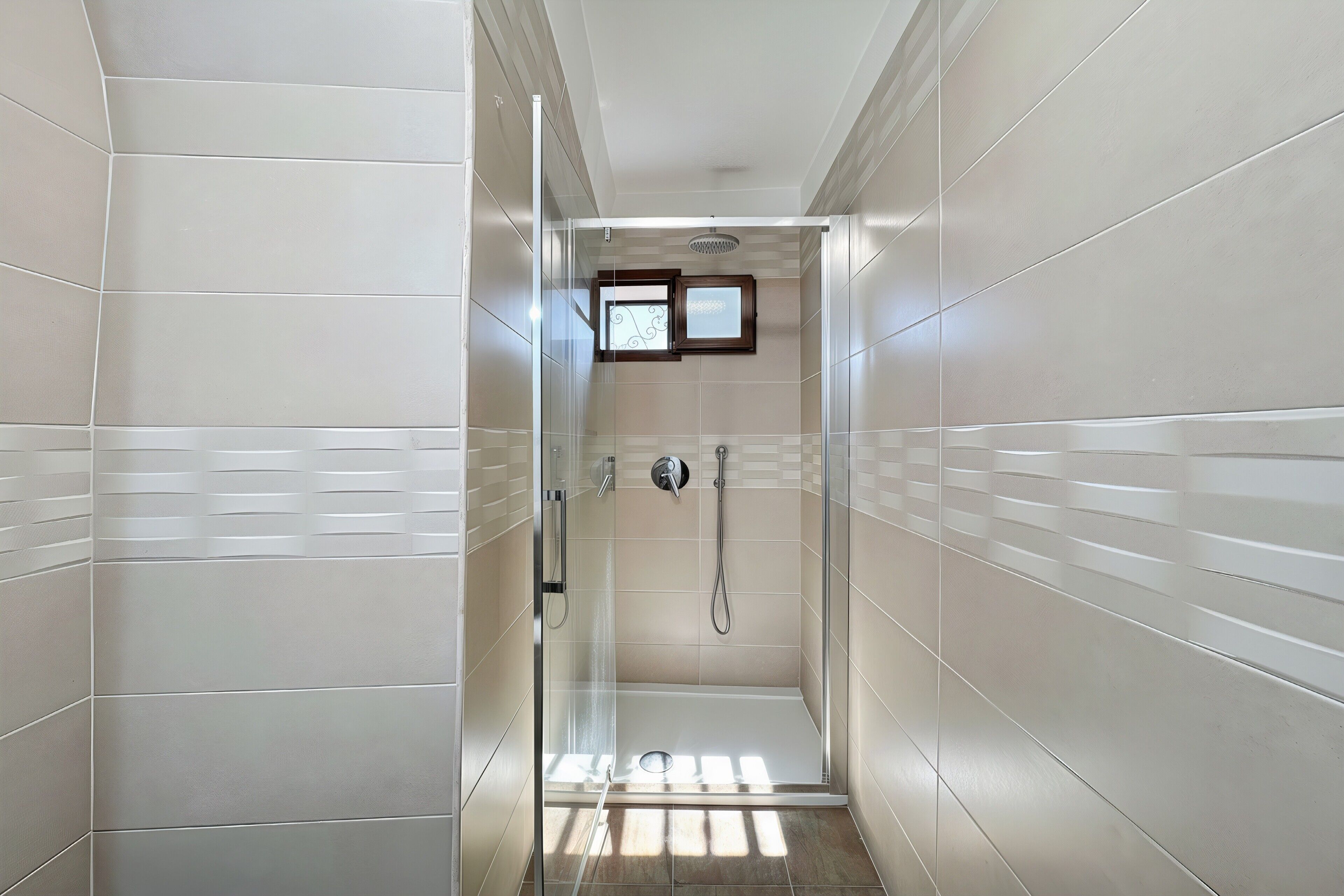 Regadera, amenidades de baño gratuitas, secadora de cabello, toallas 