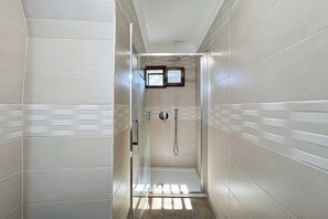 Bruser, gratis toiletartikler, hårtørrer, håndklæder