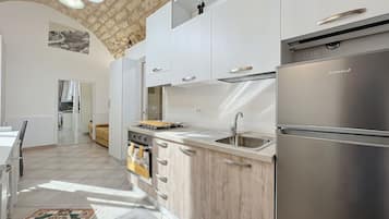 Geladeira, fogão, cooktop, cafeteira/chaleira