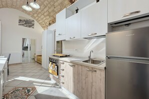 Geladeira, fogão, cooktop, cafeteira/chaleira