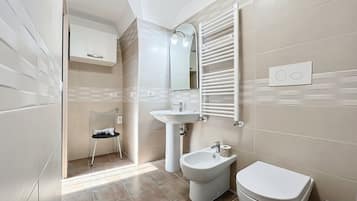 Chuveiro, produtos de toalete grátis, secador de cabelo