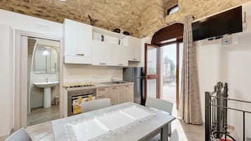 Geladeira, fogão, cooktop, cafeteira/chaleira