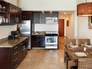 Micro-ondes, four, plaque de cuisson